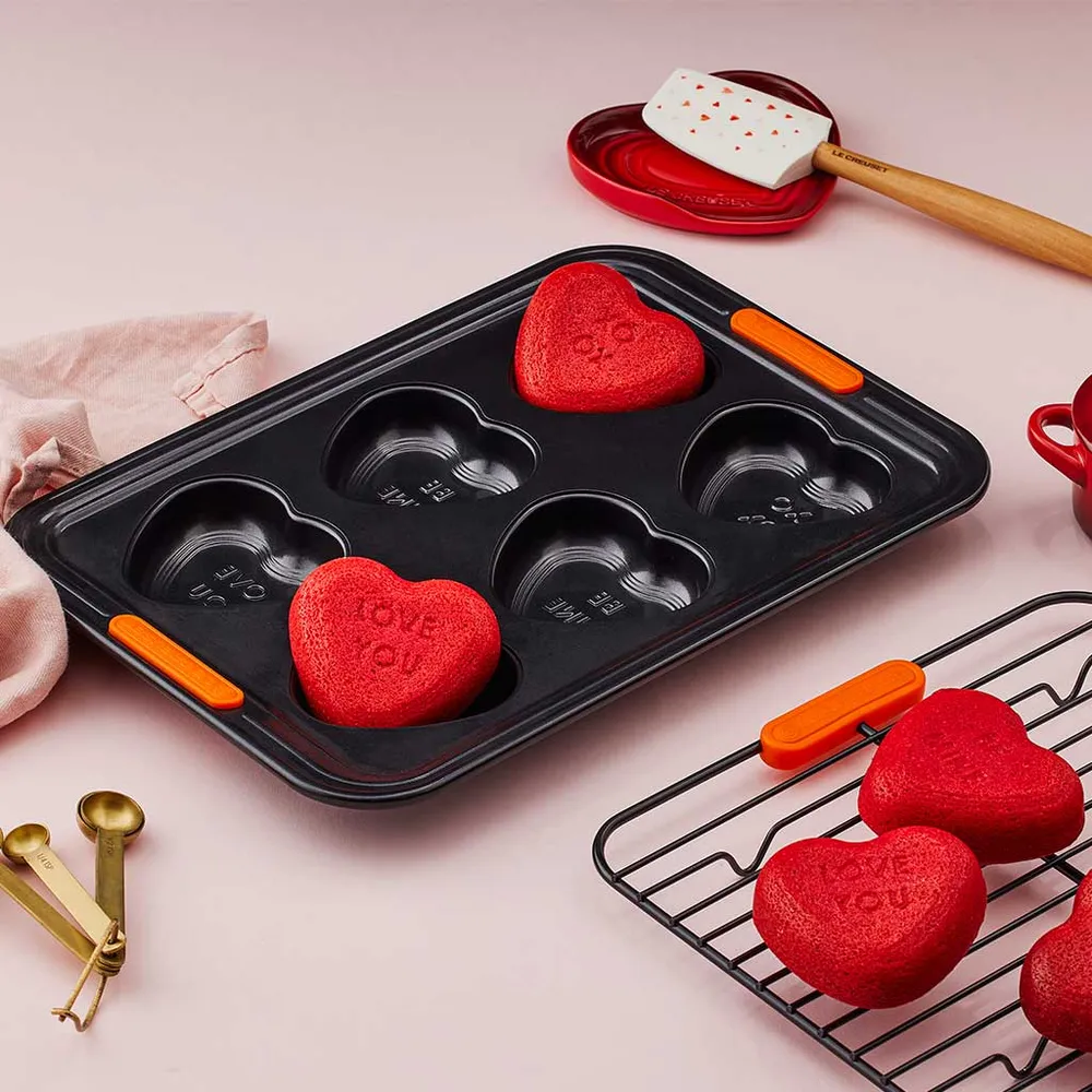 Stampo per 6 biscotti cuore con messaggio Le Creuset